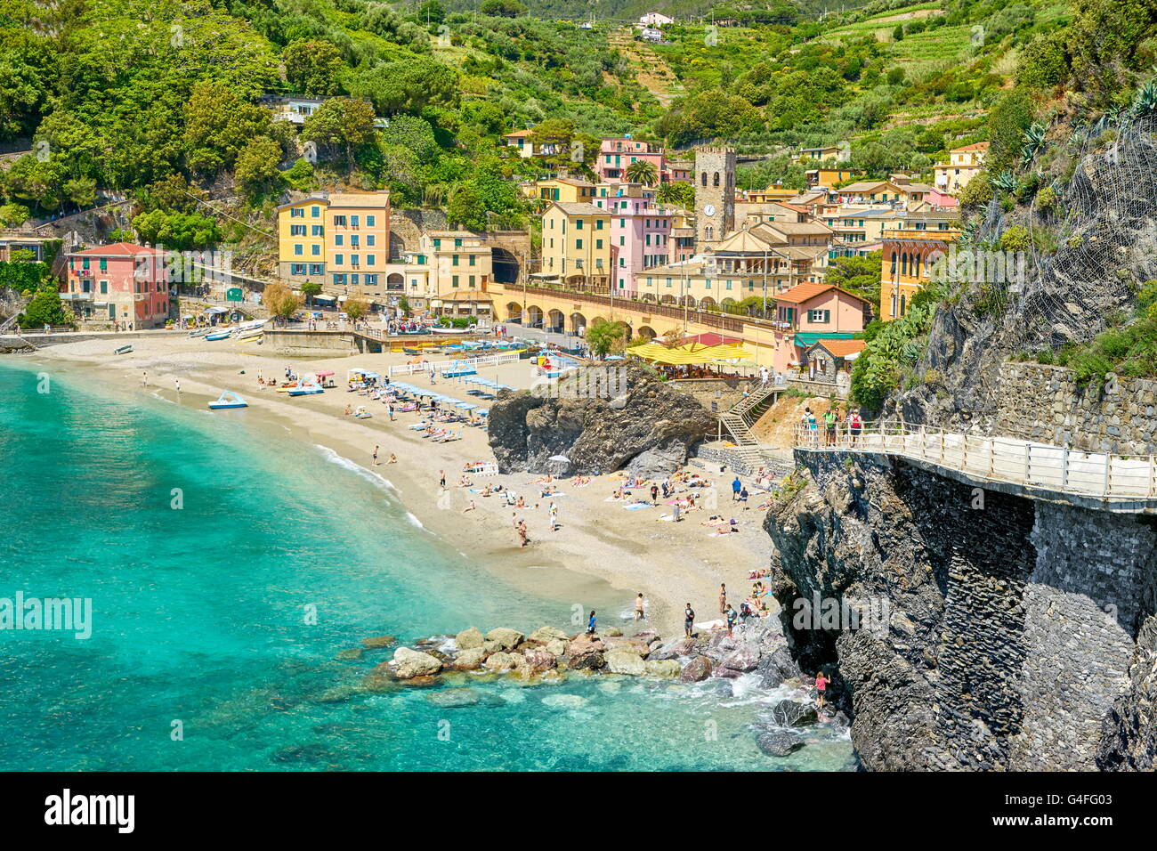 Strand von Monterosso al Mare, Wanderweg auf der rechten Seite, Cinque Terre, Ligurien, Italien Stockfoto