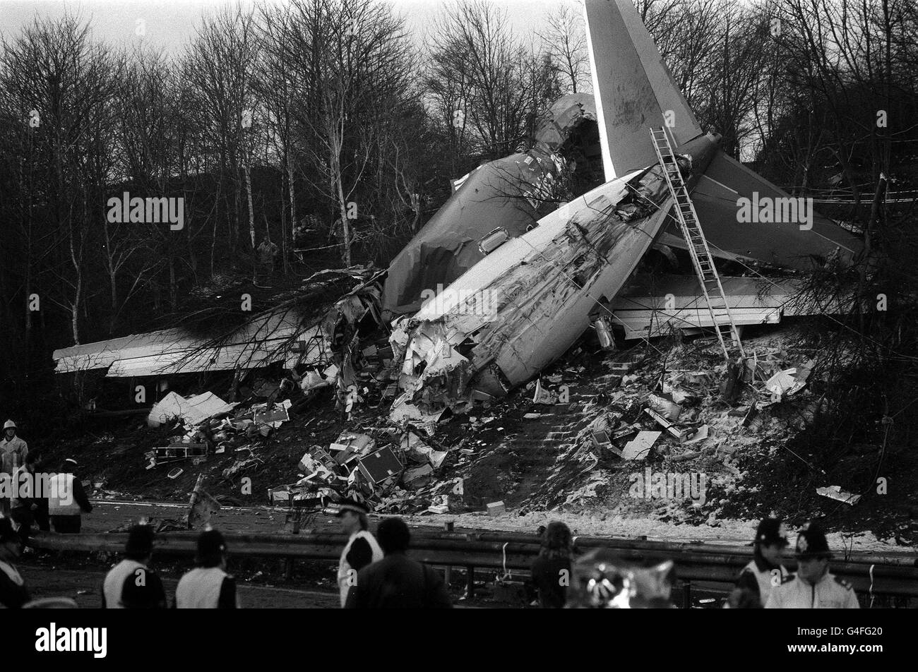Die zerbrochenen Überreste des Flugzeugs BD92 der britischen Midlands 737 400, das auf dem Autobahndamm M1 in der Nähe von Kegworth, Leicestershire, abgestürzt ist und 47 Menschen getötet hat. 1/99 10. Jahrestag des Absturzes. Stockfoto
