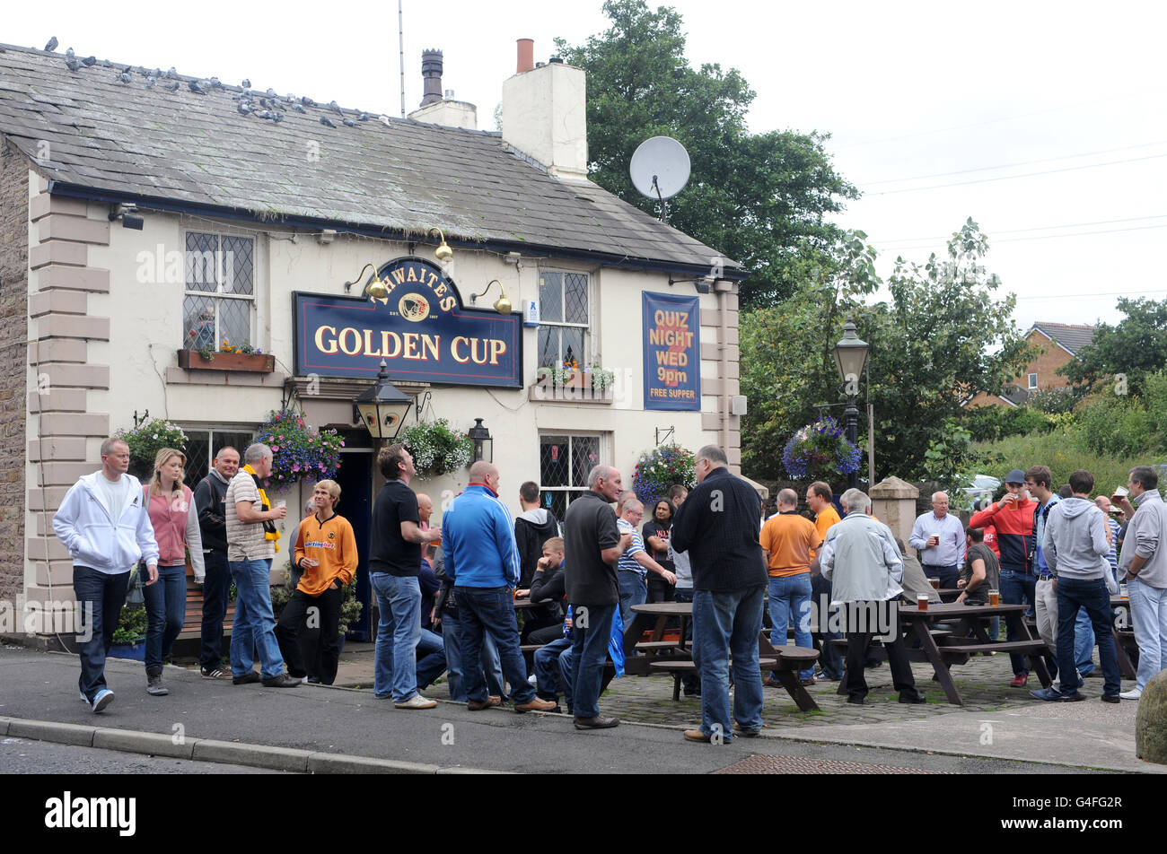 Fußball - Barclays Premier League - Blackburn Rovers gegen Wolverhampton Wanderers - Ewood Park. Allgemeine Ansicht der Fans von Wolverhampton Wanderers, die vor dem Spiel vor dem Golden Cup-Pub trinken Stockfoto