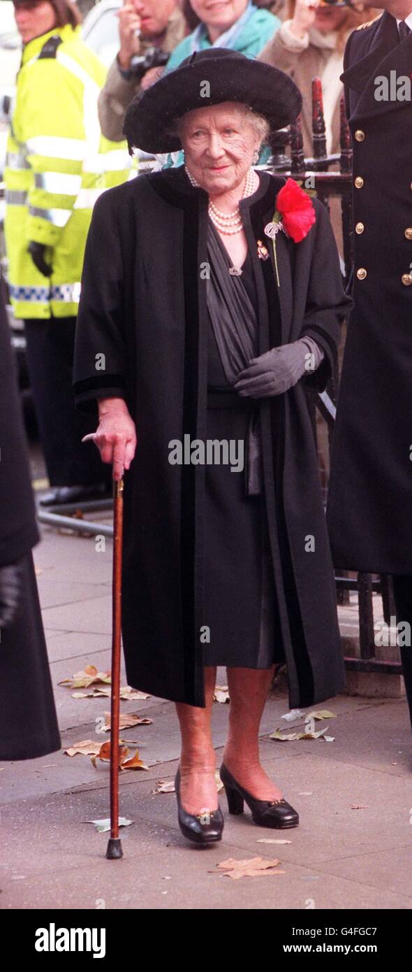 Die Mutter der Königin verbrachte heute (Donnerstag) mehr als eine Stunde auf den Beinen, als sie dem Tod des britischen Krieges Tribut zollte. Zehn Monate nach ihrer zweiten Hüftersatzoperation machte sich die 98-jährige Urgroßmutter zu Fuß auf den Weg, um sich einer großen Menge ehemaliger Männer und Frauen beim jährlichen Field of Remembrance Service außerhalb der Westminster Abbey anzuschließen. Siehe PA Story ROYAL Mother. Foto von Neil Munns. Stockfoto