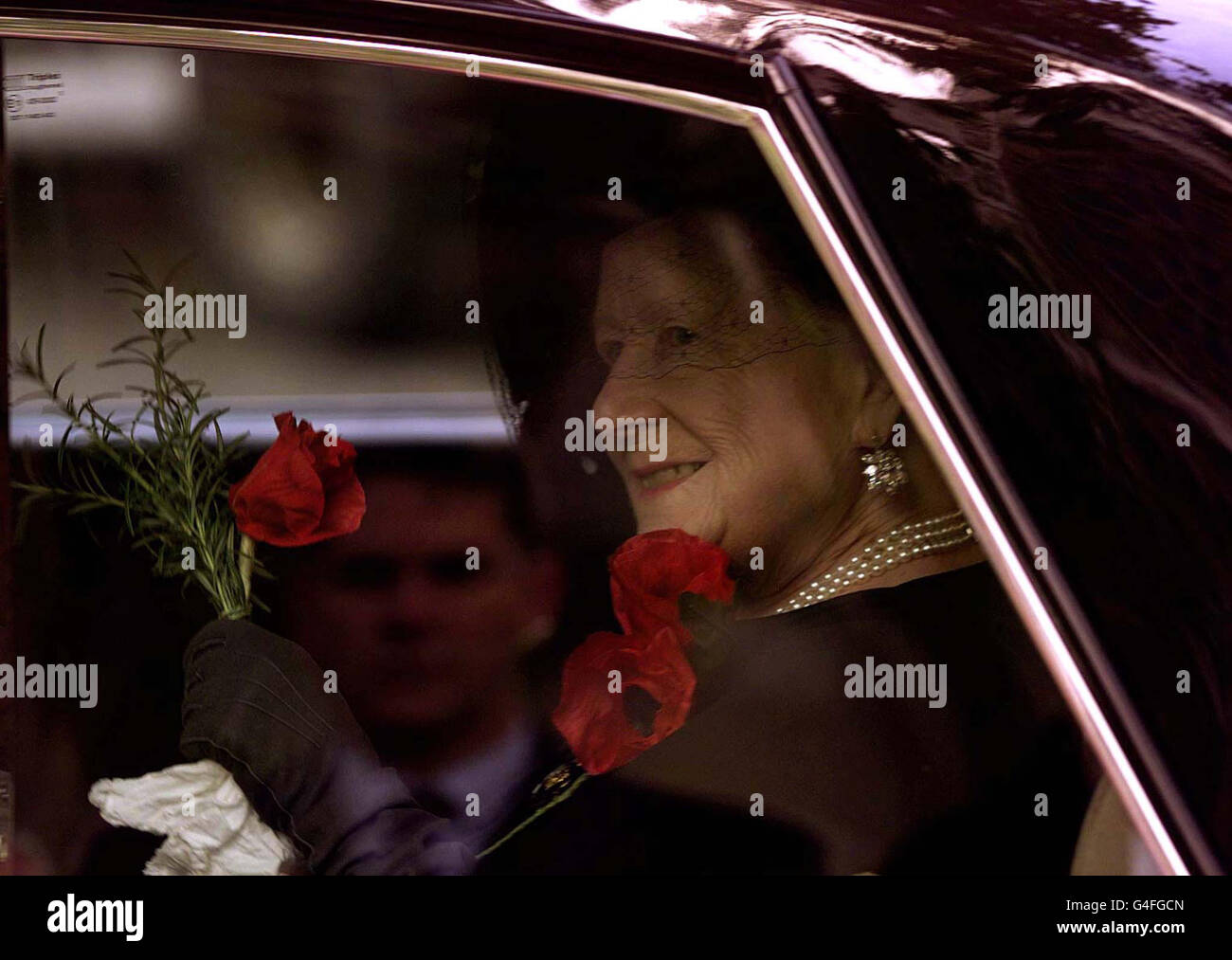 Ihre Königinnen-Mutter lächelt, als sie heute (Donnerstag) den Kirchhof von St. Margaret, Westminster, mit dem Auto verlässt. Die Queen Mother besuchte in Begleitung des Herzogs von York das Erinnerungsfeld der Royal British Legion in London. WPA Rota Bild von Kieran Doherty/PA. Stockfoto