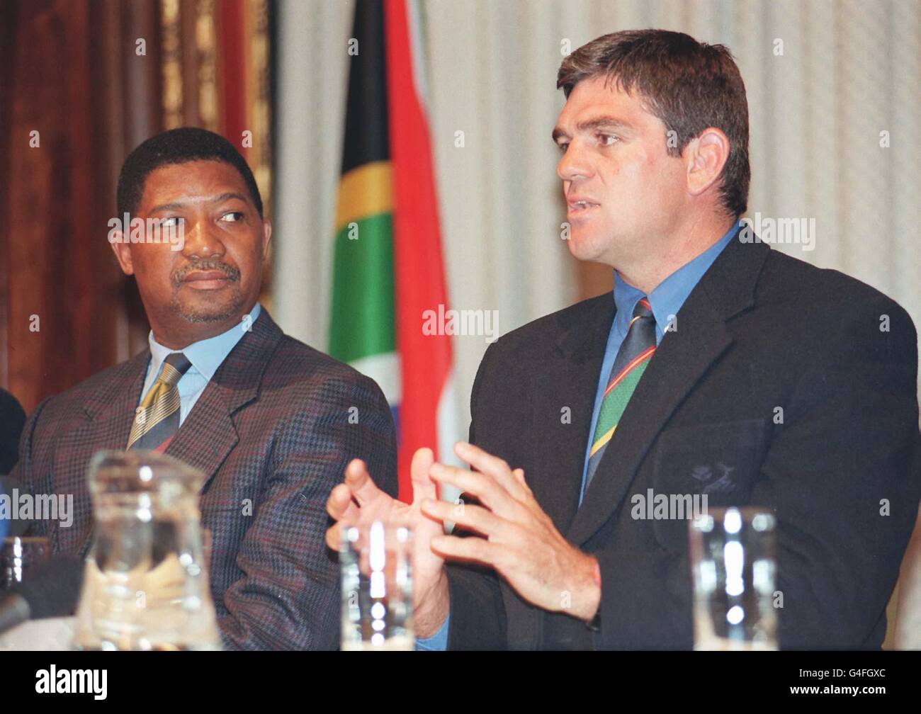 Der südafrikanische Rugby-Teamtrainer Nick Mallett (rechts) und der stellvertretende südafrikanische Hochkommissar Happy Mahalangu sind heute (Freitag) in London, als die Springboks zum Start ihrer Grand-Slam-Tour in Großbritannien eintreffen. Siehe PA Story RUGBYU Südafrika. Foto von Toby Melville/PA Stockfoto