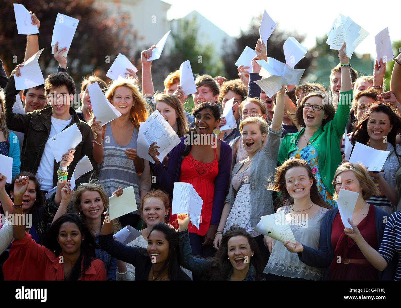 Studenten feiern ihre A-Level-Ergebnisse am Brighton College in Brighton, East Sussex. Stockfoto