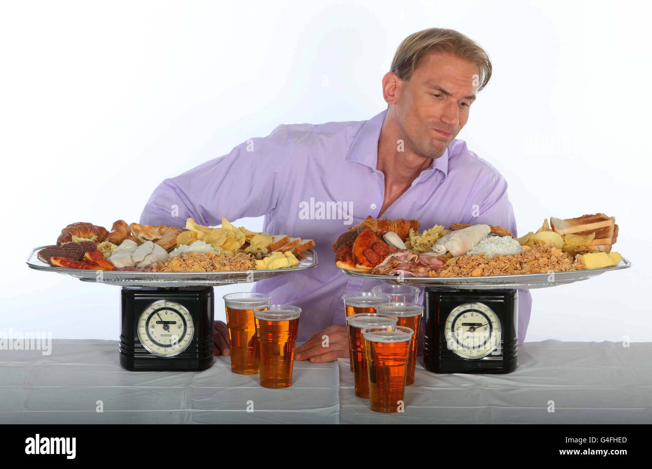 Dr. Christian Jessen spricht über die überwältigenden überdimensionalen Portionen, die wir pro Woche konsumieren (rechts), im Vergleich zur empfohlenen Portionsgröße der täglichen Lebensmittel (links), um die gut Week zu starten, die vom 22. Bis 28. August läuft. Stockfoto