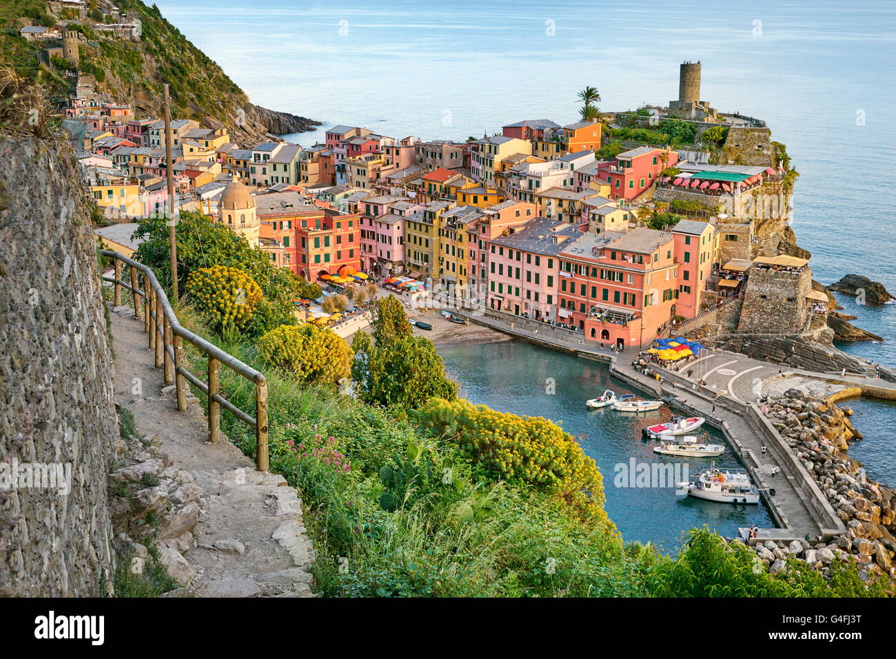 Touristischen Wanderweg nach Vernazza, Cinque Terre, Ligurien, Italien Stockfoto