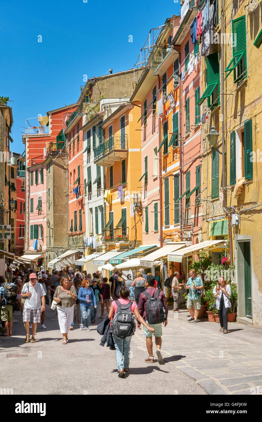Touristen auf Vernazza Straße, Cinque Terre, Ligurien, Italien Stockfoto