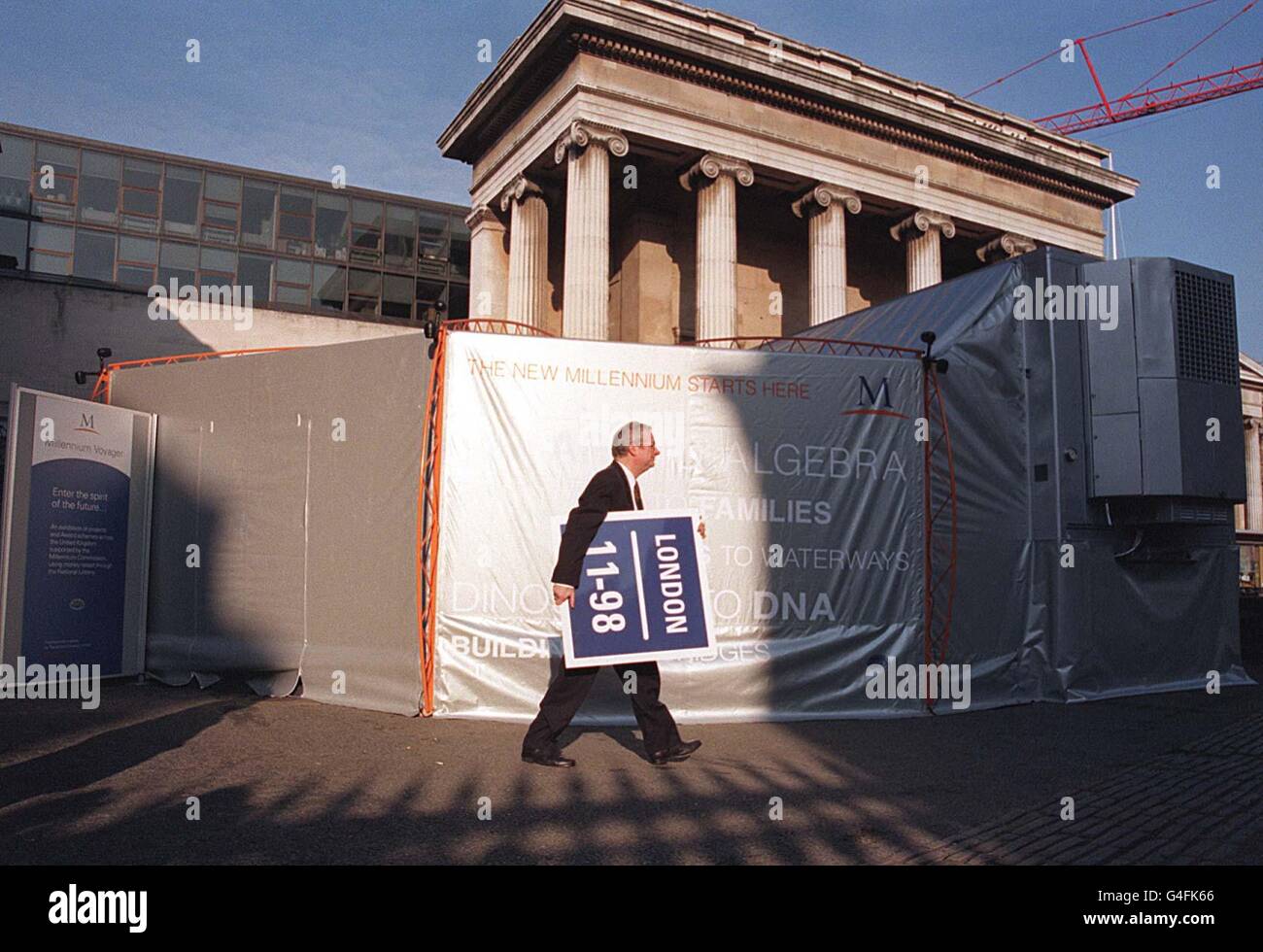 Kultursekretär Chris Smith, Vorsitzender der Millennium-Kommission, startet heute (Montag) in London eine neue mobile Ausstellungseinheit. Die Millennium Voyager, bestehend aus einem 40 Fuß langen Trailer mit einer Zuschaueraustrage, wird in den nächsten 18 Monaten 23 Städte besuchen. Foto von Rosie Hallam/PA Stockfoto