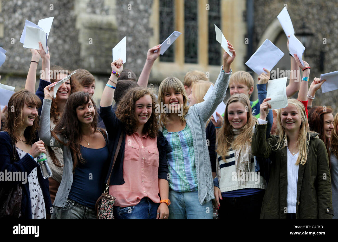 GCSE-Ergebnisse. Die Studenten feiern ihre GCSE-Prüfungsergebnisse am Brighton College in Brighton, East Sussex. Stockfoto