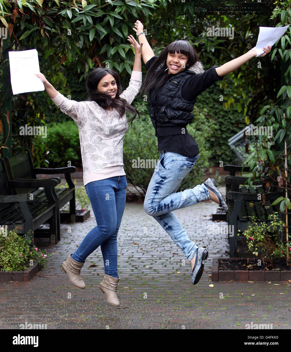Elizabeth Garrett Anderson Schüler Urmi Kabir (links), die 6 A und 5 B Noten und Talitha Lewis, die 3 A, 4 B und 4 C Noten erhielt, feiern den Erhalt ihrer GCSE Ergebnisse. Die Schüler wurden inspiriert, es gut zu machen, nachdem sie 2009 First Lady Michelle Obama an der Elizabeth Garrett Anderson School besucht hatten. Stockfoto