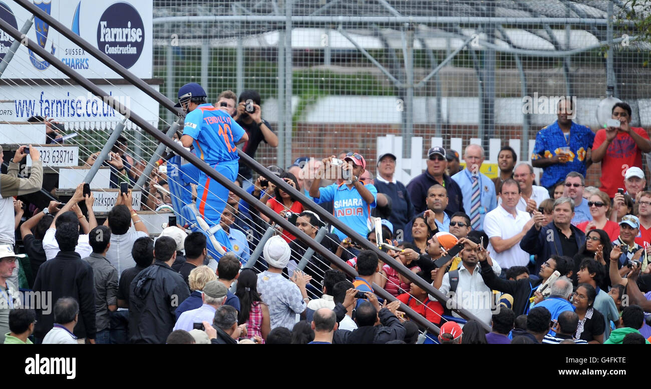 Der indische Sachin Tendulkar geht die Treppe zum Pavillon hoch, nachdem er während des Tour Match auf dem PROBIZ County Ground, Hove, für 21 aussteigt. Stockfoto