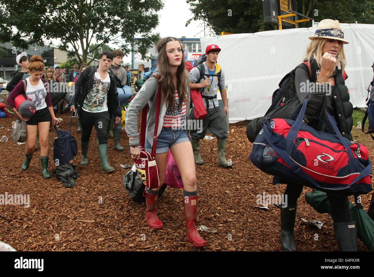 Festivalbesucher, die zum Reading Festival in der Richfield Avenue in Reading kommen. Stockfoto