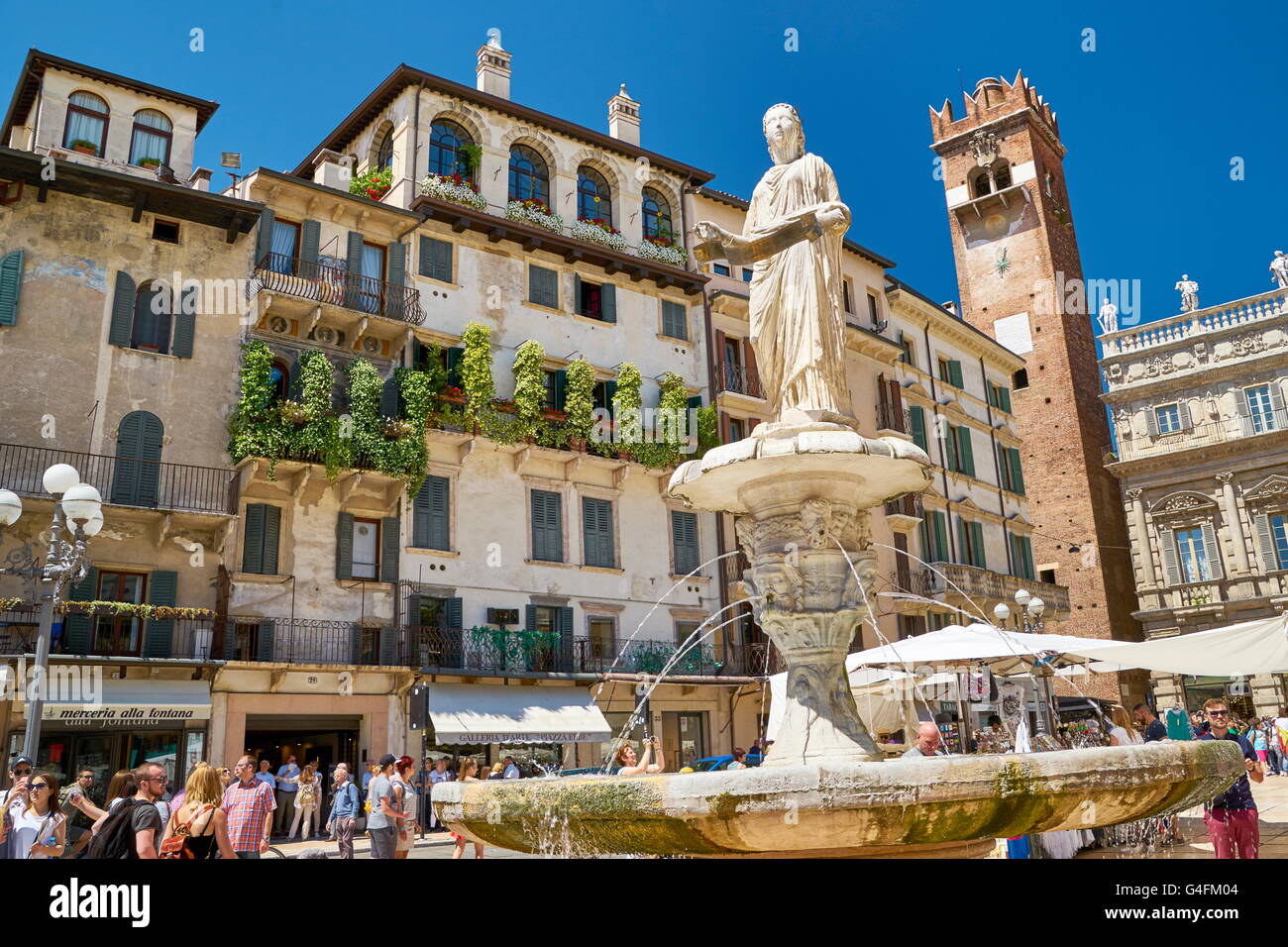 Brunnen auf der Piazza Delle Erbe, Altstadt von Verona, Venetien, Italien Stockfoto