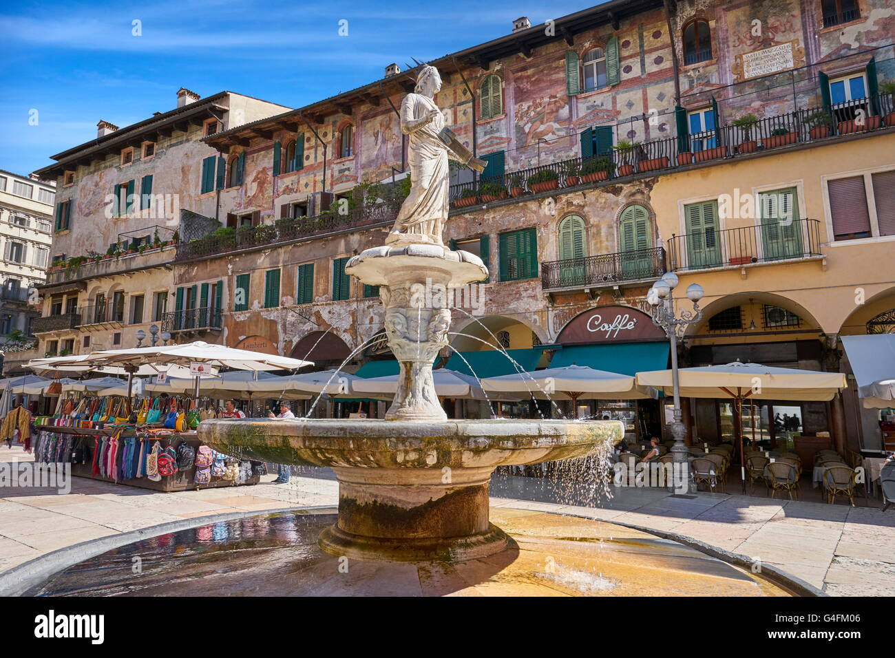 Brunnen auf der Piazza Delle Erbe, Altstadt von Verona, Venetien, Italien Stockfoto