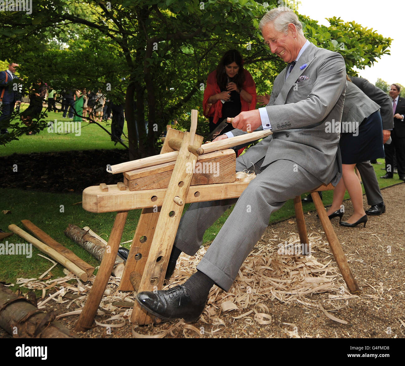 Der Prinz von Wales schnitzt Holz während der Start Garden Exhibition und Pop-up Restaurant Ausstellung im Clarence House im Zentrum von London. Stockfoto