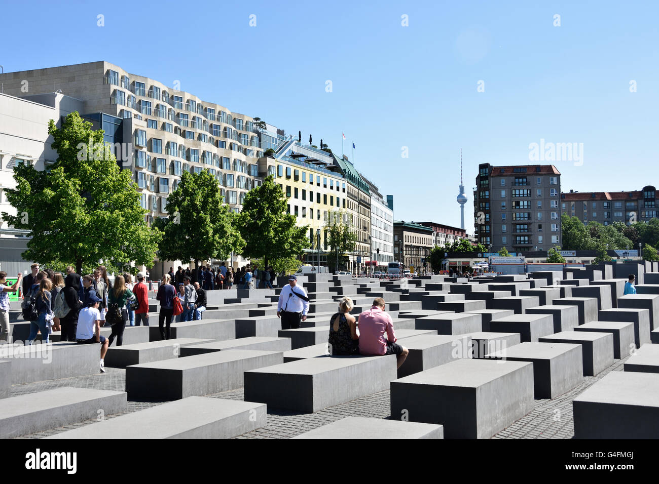 Jüdische Holocaust Memoria abstrakte Sicht von rechteckigen grauen Steinen Denkmal entworfen Eberstrasse vom Architekten Peter Eisenman Berlin Deutschland Stockfoto