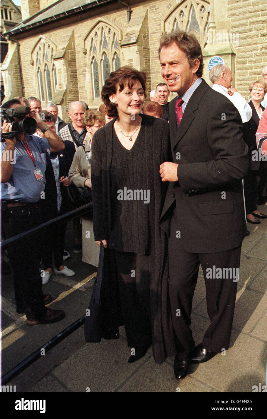 Premierminister Tony Blair verlässt heute (Sonntag) in Begleitung seiner Frau Cherie die Konferenz der Labour Party Ökumenischer Gottesdienst in der Church of the Sacred Heart in Blackpool. Bild von Ben Curtis/PA Stockfoto