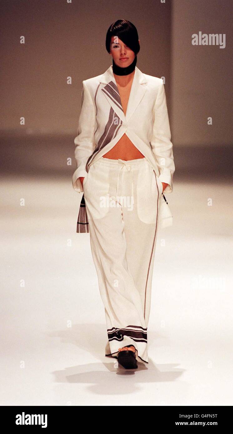 Ein Model trägt heute (Sonntag) während der London Fashion Week einen Leinen-Hosenanzug mit gestreiften Kanten aus der Pearce Fionda Sommerkollektion. Foto von Laura Woolnough/PA Stockfoto