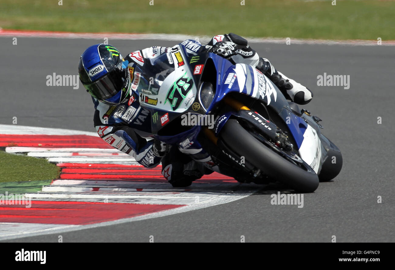 Irlands Eugene Laverty auf der Yamaha YZF R1 während des Qualifyings für die FIM World Superbike Championship auf Silverstone Circuit, Northampton. Stockfoto