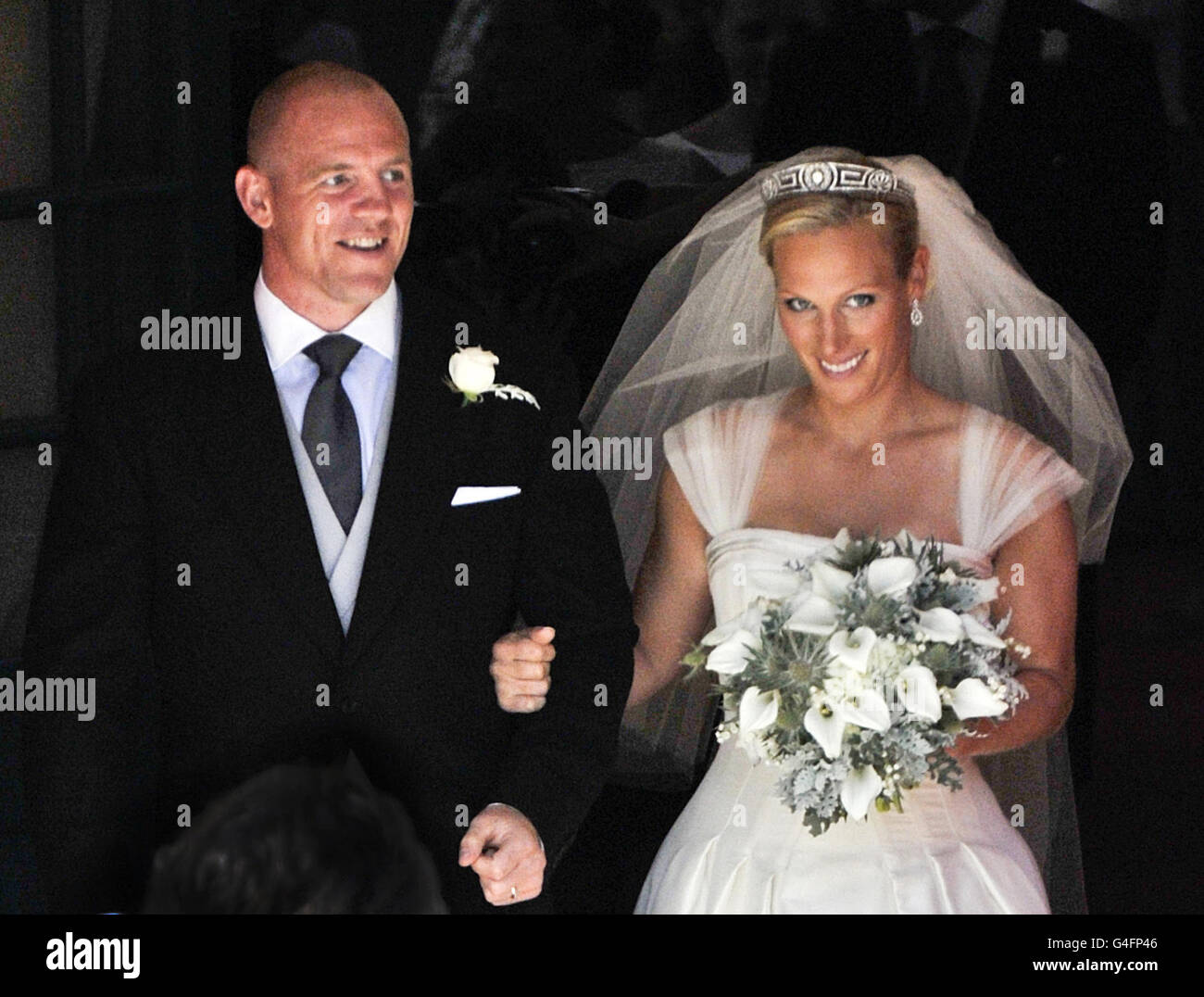 Zara Phillips und ihr neuer Mann Mike Tindall vor Canongate Kirk in Edinburgh nach ihrer Hochzeit. Stockfoto