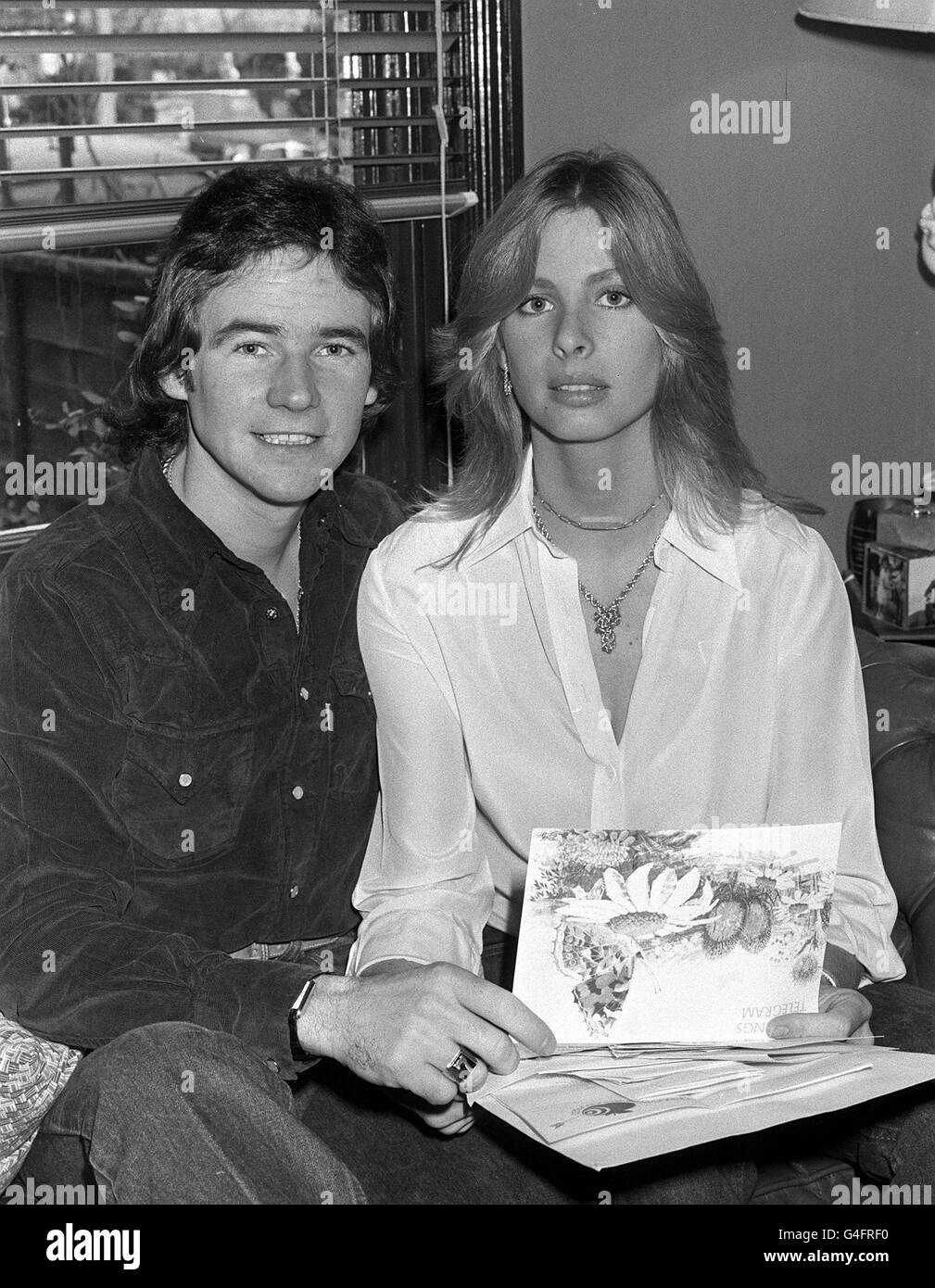 PA-NEWS FOTO 31.12.77 BARRY SHEENE UND SEINE FREUNDIN STEPHANIE MCLEAN IN SEINEM LONDONER HAUS Stockfoto