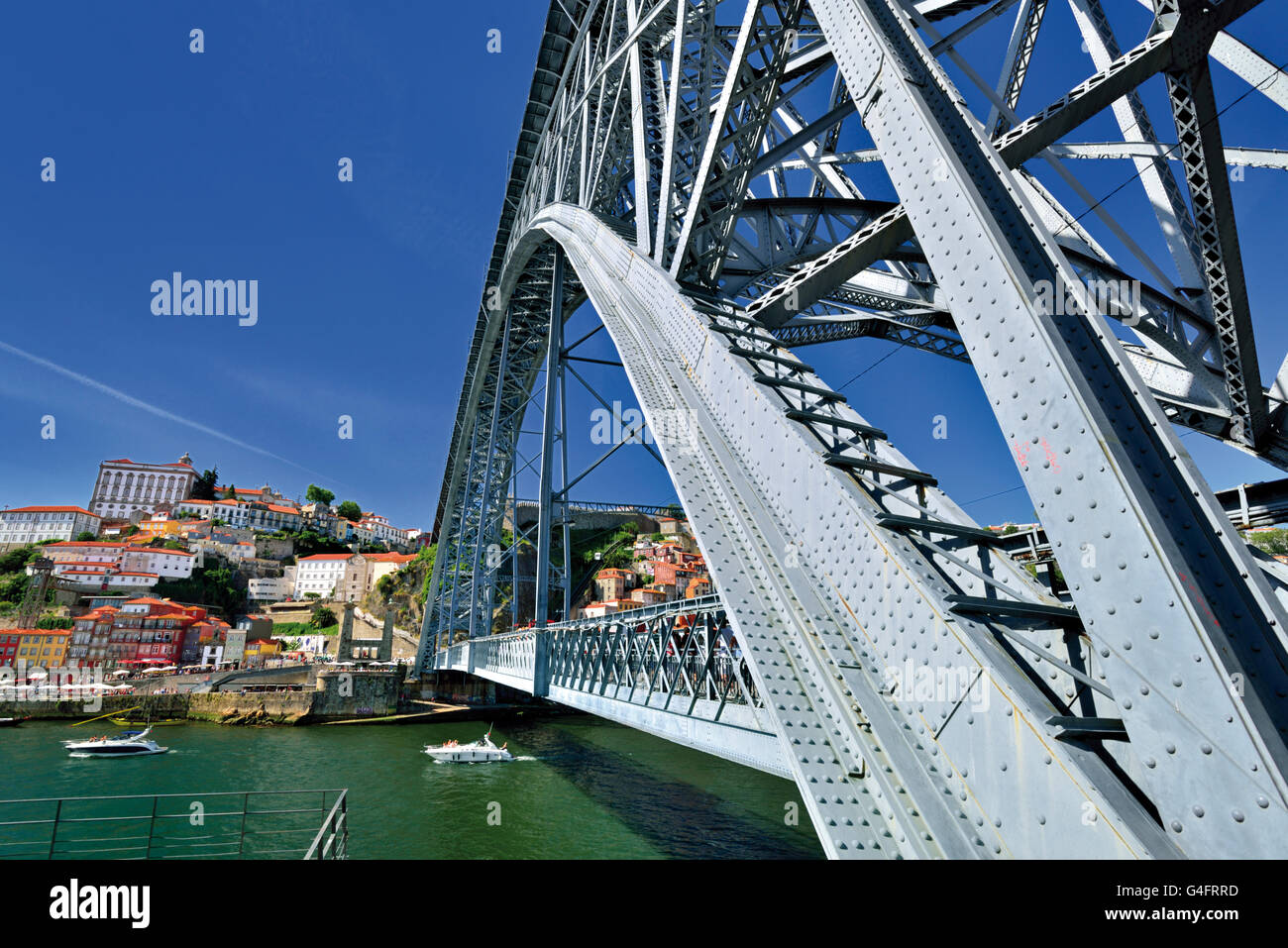 Portugal, Oporto: Detailansicht der Eisenbrücke Dom Luis I. und Douro-Fluss mit Teilen des Oportos am Fluss Stockfoto