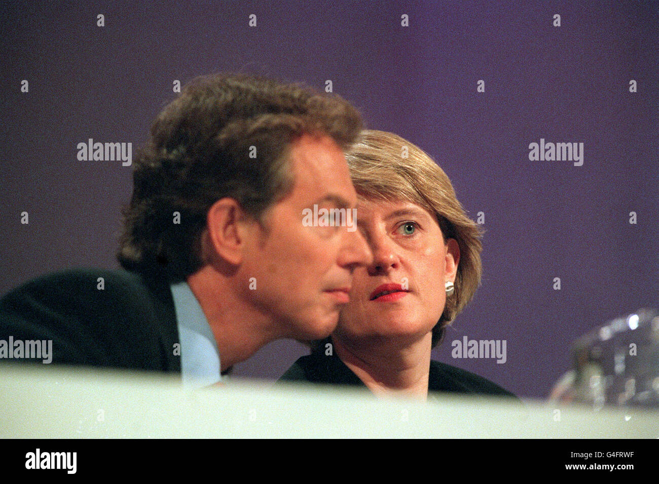 PA-News 10.01.98 hat Generalsekretär der Labour Partei Margaret McDonagh ein ruhiges Wort mit Premierminister Tony Blair während der Labour-Partei-Konferenz in Blackpool. Stockfoto