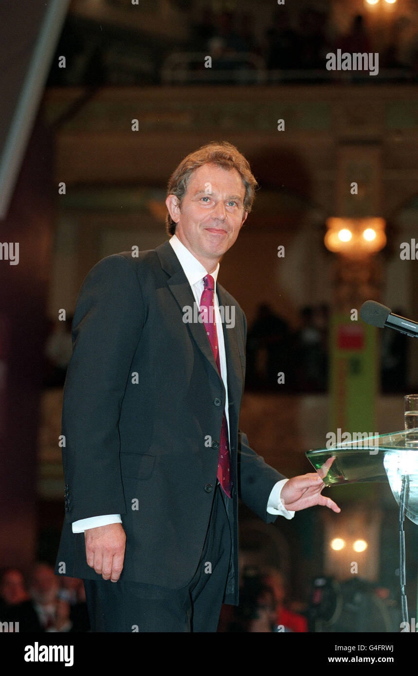 PA-News 29.09.98 Premierminister Tony Blair steht auf dem Podium bei der Labour-Partei-Konferenz in Blackpool. Stockfoto