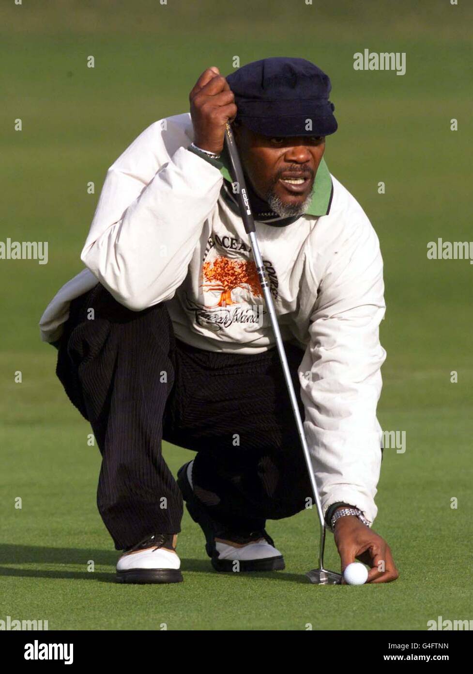 Schauspieler Samuel L Jackson stellt sich heute (Dienstag) auf dem Old Course in St. Andrews während einer Übungsrunde einen Putt auf den 9. Green vor dem Start des Dunhill Cups in St. Andrews am Donnerstag an. Foto von Chris Bacon/PA*EDI* Stockfoto