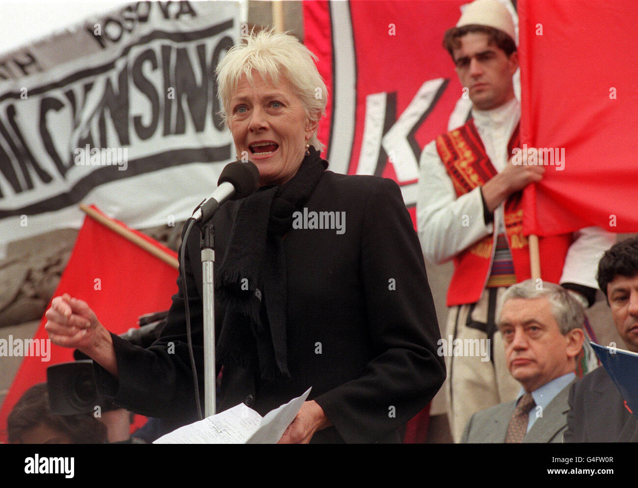 PA-News 10.04.98 spricht Schauspielerin Vanessa Redgrave während einer Protestkundgebung am Trafalgar Square, London, wo Tausende von Menschen trafen, um ihren Widerstand gegen die ethnische Säuberung der Albaner im Kosovo, Serbien zu äußern. Stockfoto