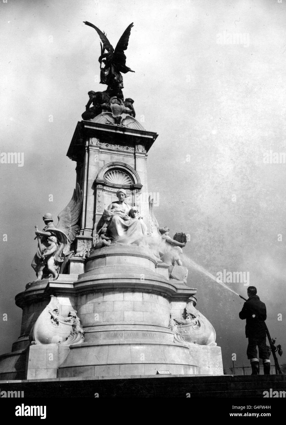 Das Queen Victoria Memorial vor dem Buckingham Palace, London, mit einem speziellen Krönungsjahr zum Waschen und Auffrischen. Bald werden Krönungsstände dieses 42 Jahre alte Denkmal umgeben, das aus 2300 Tonnen Carrara-Marmor gefertigt und durch ein Empire-Abonnement bezahlt wurde. Stockfoto