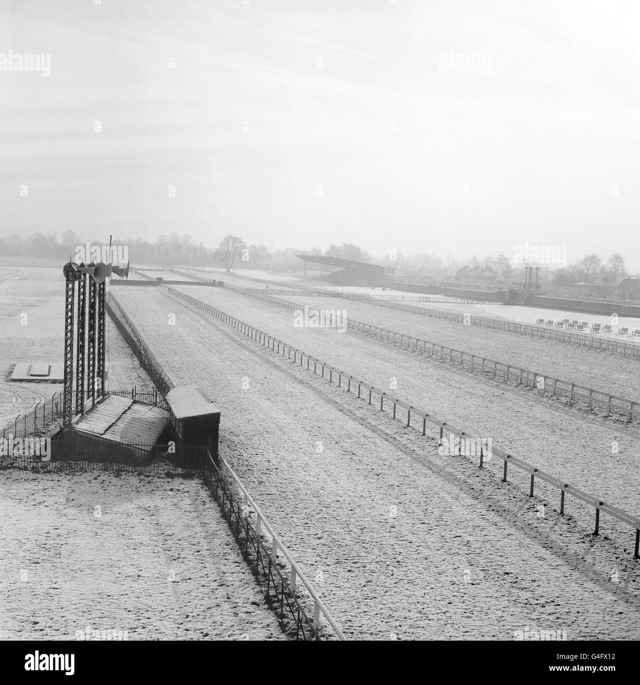 Der schneebedeckte Kurs im Kempton Park, auf dem morgen Rennen stattfinden sollte. Der starke Schneefall bedeutet, dass das Rennen abgefahren werden musste Stockfoto