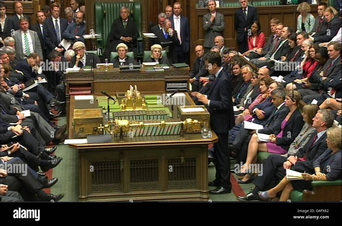 Der Labour-Parteivorsitzende Ed Miliband antwortet auf die Erklärung von Premierminister David Cameron vor dem Unterhaus im Zentrum von London zu den jüngsten Unruhen um England. Stockfoto