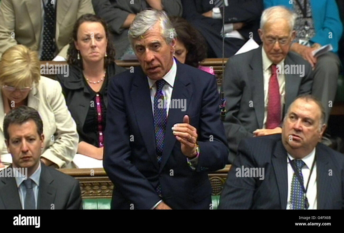 Jack Straw von der Labour Party reagiert auf die Erklärung von Premierminister David Cameron vor dem Unterhaus im Zentrum von London zu den jüngsten Unruhen in der Umgebung Englands. Stockfoto