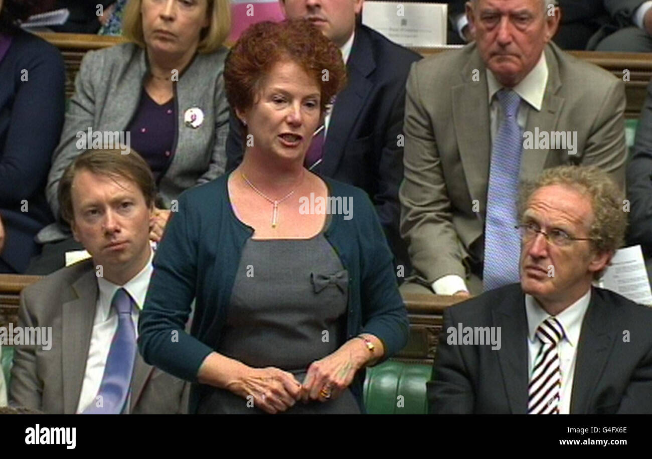 Hazel Blears von Labour reagiert auf die Erklärung von Premierminister David Cameron vor dem Unterhaus im Zentrum von London zu den jüngsten Unruhen in der Umgebung Englands. Stockfoto
