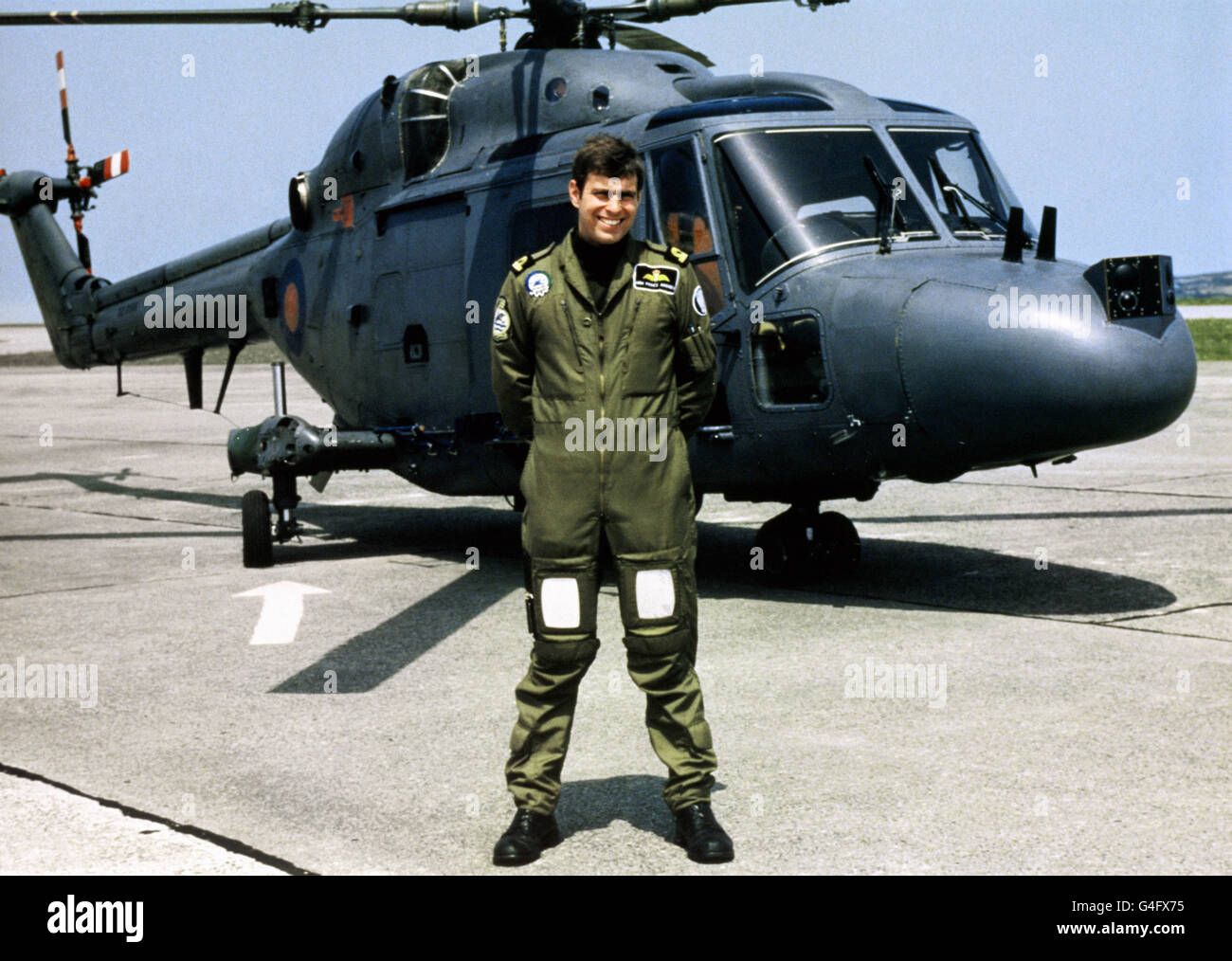 PRINZ ANDREW VOR EINEM LYNX HUBSCHRAUBER IN PORTLANDS, SCHLIESST SICH 702 MARINEFLUGSTAFFEL FÜR EINE WEITERBILDUNG AUF LYNX HUBSCHRAUBER. *26/07/2001... Der Herzog verlässt die Royal Navy am Montag, 30 2001. Juli, nach 22 Jahren Dienst. 29/5/04: Prinz William sieht heute Abend nach einem Stint in den Streitkräften aus, nachdem er sein bisher stärkstes Zeichen gegeben hat, dass er nach der Universität beitreten würde.der 21-jährige König sagte, dass er keine Karrieremöglichkeiten ausgeschlossen habe, aber gerne Teil der britischen Dienste sein würde. Als zukünftiger König wird er eines Tages Kommandant der Streitkräfte sein und Zeit damit verbringen zu arbeiten Stockfoto