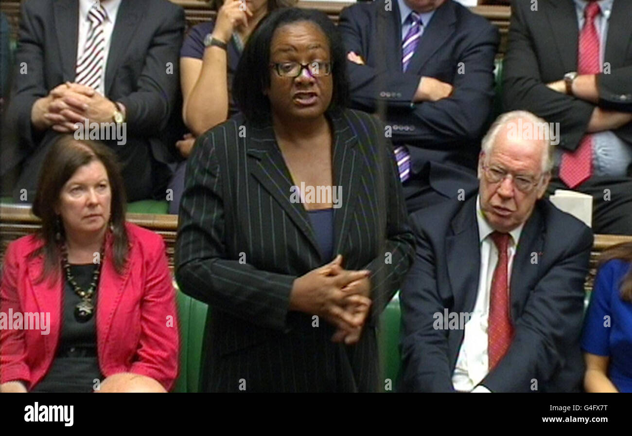 Labour's Diane Abbott reagiert auf die Erklärung von Premierminister David Cameron vor dem Unterhaus im Zentrum von London zu den jüngsten Unruhen in England. Stockfoto