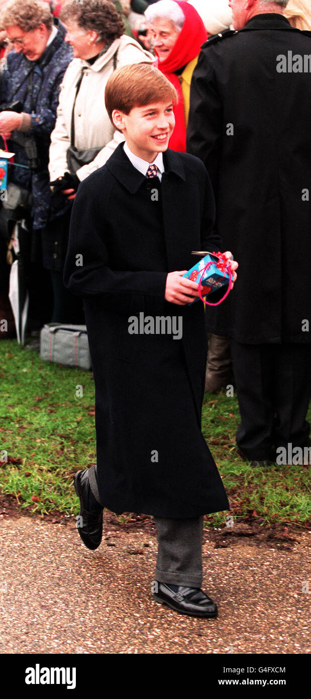 PA NEWS PHOTO 25/12/93 PRINZ WILLIAM TRÄGT EINE SCHACHTEL PRALINEN, DIE IHM EIN WELLWISHER NACH DEM TRADITIONELLEN WEIHNACHTSDIENST IN DER SANDRINGHAM PFARRKIRCHE GESCHENKT HAT. DIE ROYALS ÜBERNACHTEN IM QUEEN'S COUNTRY ESTATE IN NORFOLK ÜBER WEIHNACHTEN. Stockfoto