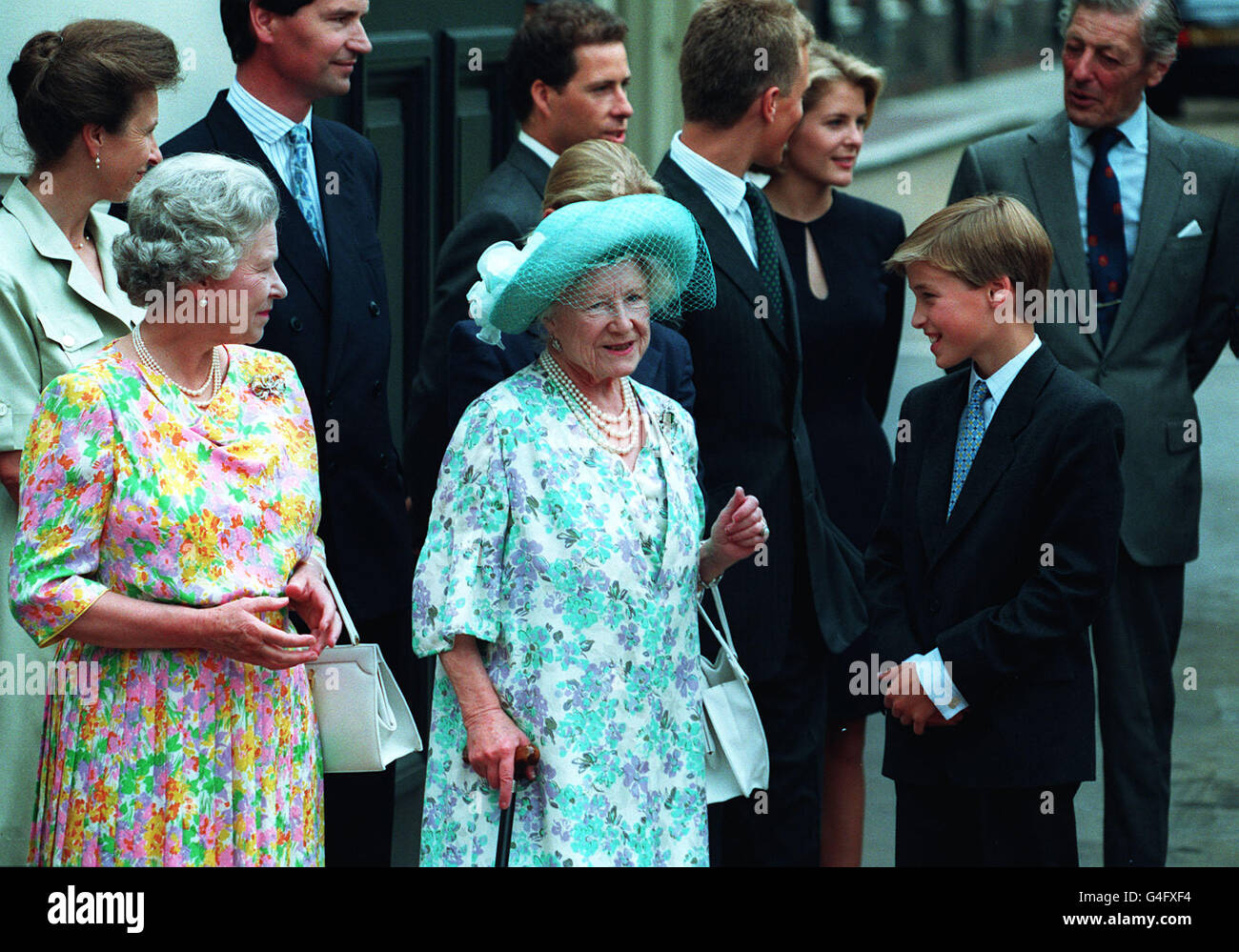 PA NEWS PHOTO 4/8/94 DIE ROYALS VERSAMMELN SICH VOR CLARENCE HOUSE ZUM 94. GEBURTSTAG DER KÖNIGIN MOTHER'S. (VON LINKS NACH RECHTS) PRINZESSIN ROYAL, DIE KÖNIGIN, KOMMANDANT TIM LAURENCE, VISCOUNT LINLEY, DIE MUTTER DER KÖNIGIN, PETER PHILLIPS, VISCOUNTESS LINLEY, PRINCE WILLIAM UND ANGUS OGILVY. Stockfoto