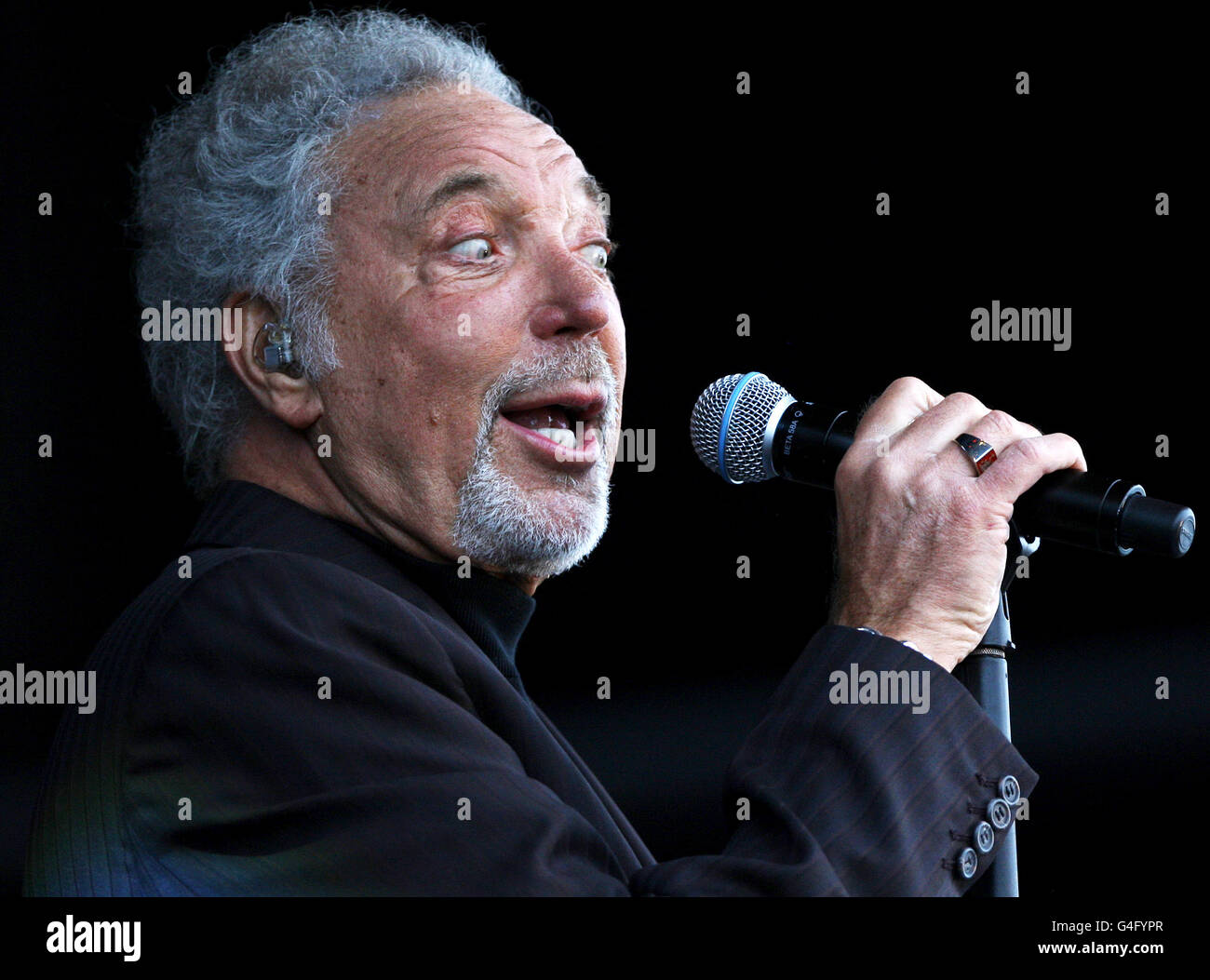 Tom Jones tritt auf der Bühne der Rennbahn Newbury auf. DRÜCKEN SIE VERBANDSFOTO. Bilddatum: Samstag, 13. August 2011. Das Foto sollte lauten: Nick Potts/PA Wire Stockfoto