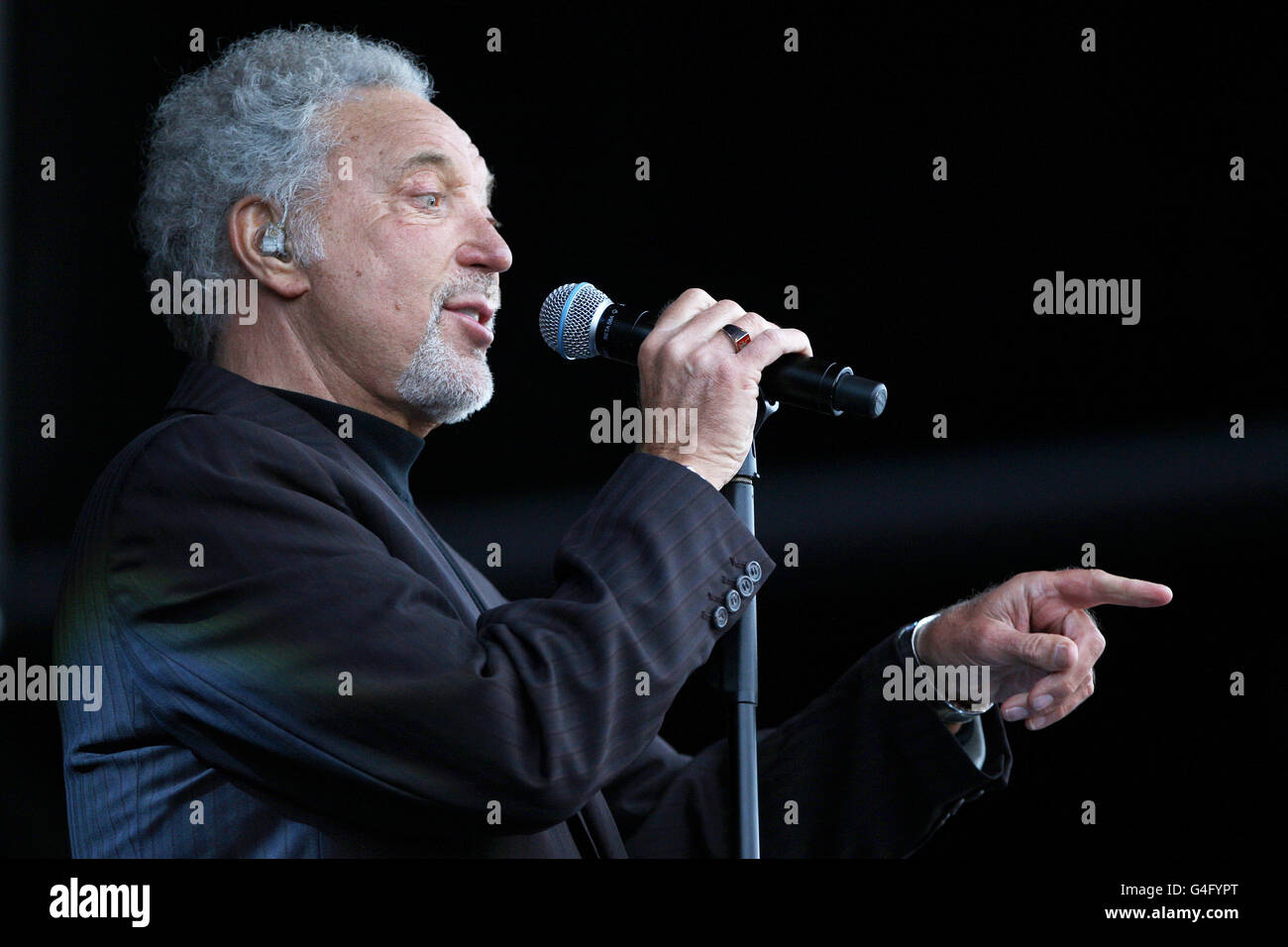 Tom Jones tritt auf der Bühne der Rennbahn Newbury auf. DRÜCKEN SIE VERBANDSFOTO. Bilddatum: Samstag, 13. August 2011. Das Foto sollte lauten: Nick Potts/PA Wire Stockfoto