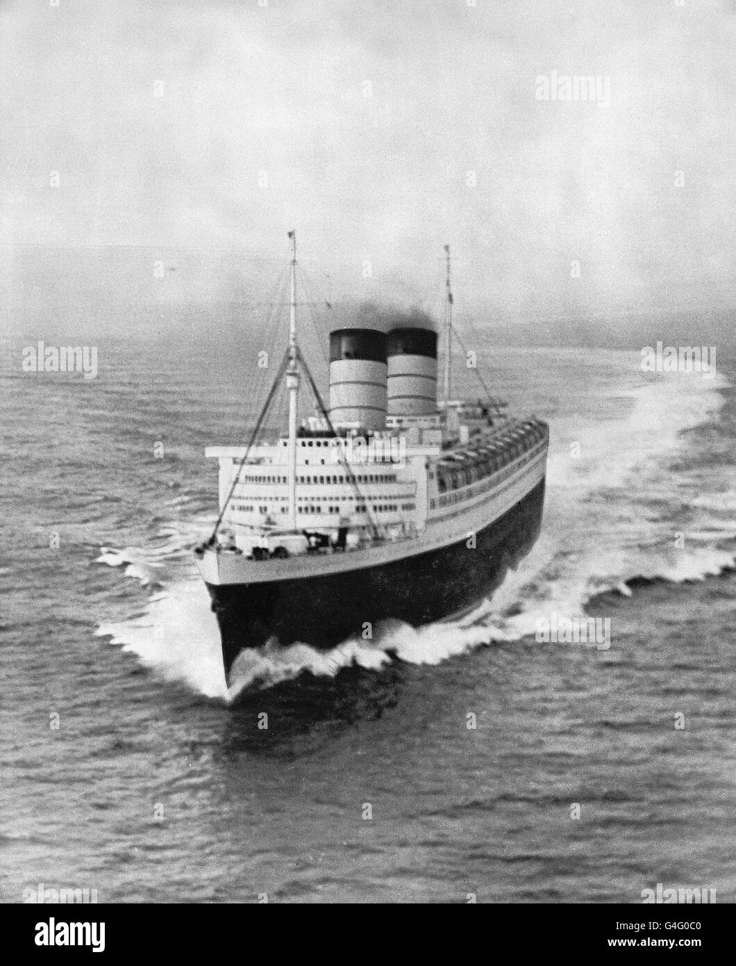 Mit der Queen und den beiden Prinzessinnen an Bord durchläuft das 85,000 Tonnen schwere Cunard White Star Liner 'Queen Elizabeth' vor der Nordküste von Arran (Schottland) ihre offiziellen Geschwindigkeitsprüfungen. Die Queen Elizabeth wird als Passagierschiff die erste ihrer vierzehntägigen Überfahrt von Southampton nach New York befahren. Stockfoto