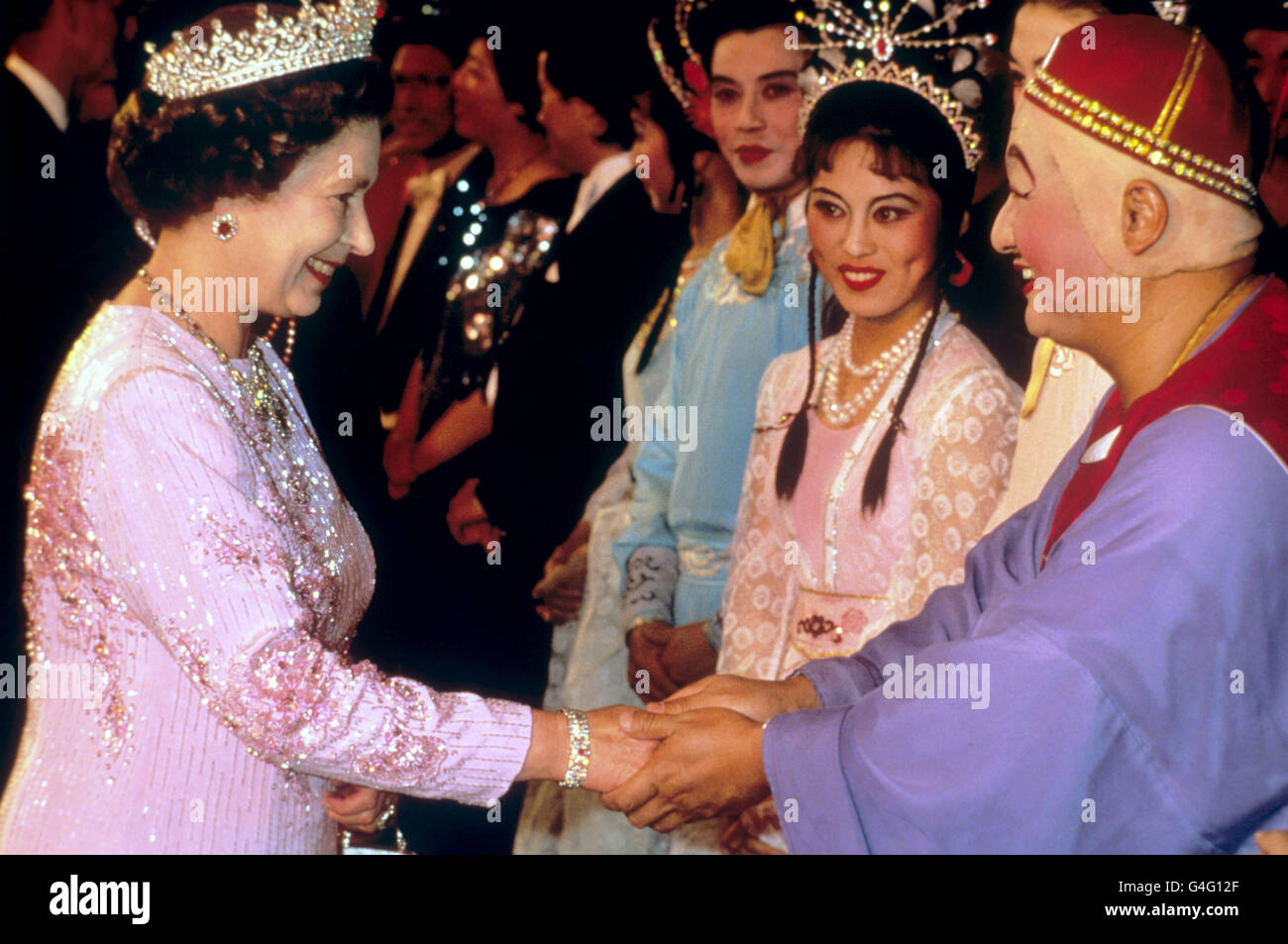Königin Elizabeth II. Trifft Künstler nach der Kulturaufführung in der Großen Halle des Volkes nach einem Bankett in Peking. Die Königin war der erste britische Monarch, der jemals das Festland China besuchte. Stockfoto