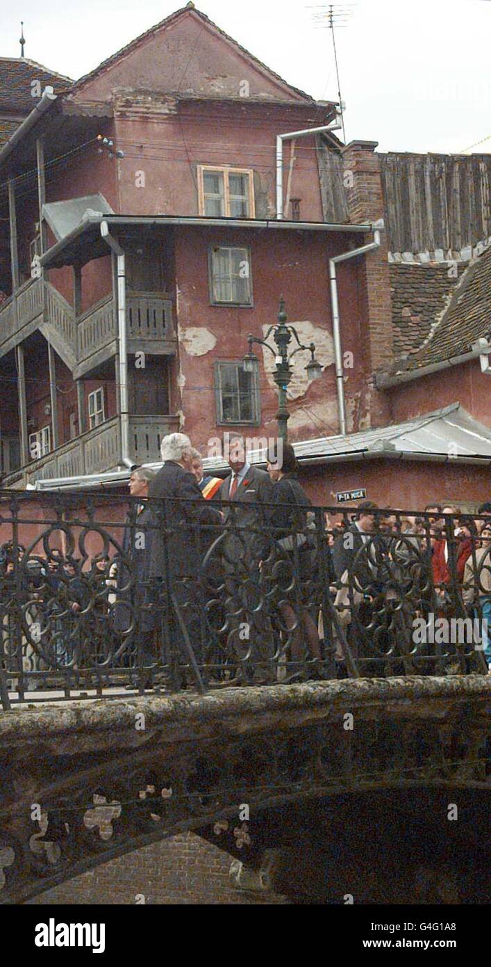 Der britische Prinz von Wales steht auf der Brücke der Lügen während eines Besuchs in Sibiu, im Norden Rumäniens, am Mittwoch, 4. November 1998. Der Prinz, der sich auf einer vier-Länder-Tour durch Osteuropa und den Balkan befindet, ist am Dienstag im Land angekommen. Siehe PA Story ROYAL Europe. PA Foto: John Stillwell. **EDI**der Prinz von Wales steht auf der Brücke der Lügen, während er die nordrumänische Stadt Sibiu bereist. DIGI-FOTO VON JOHN STILLWELL/PA. Stockfoto