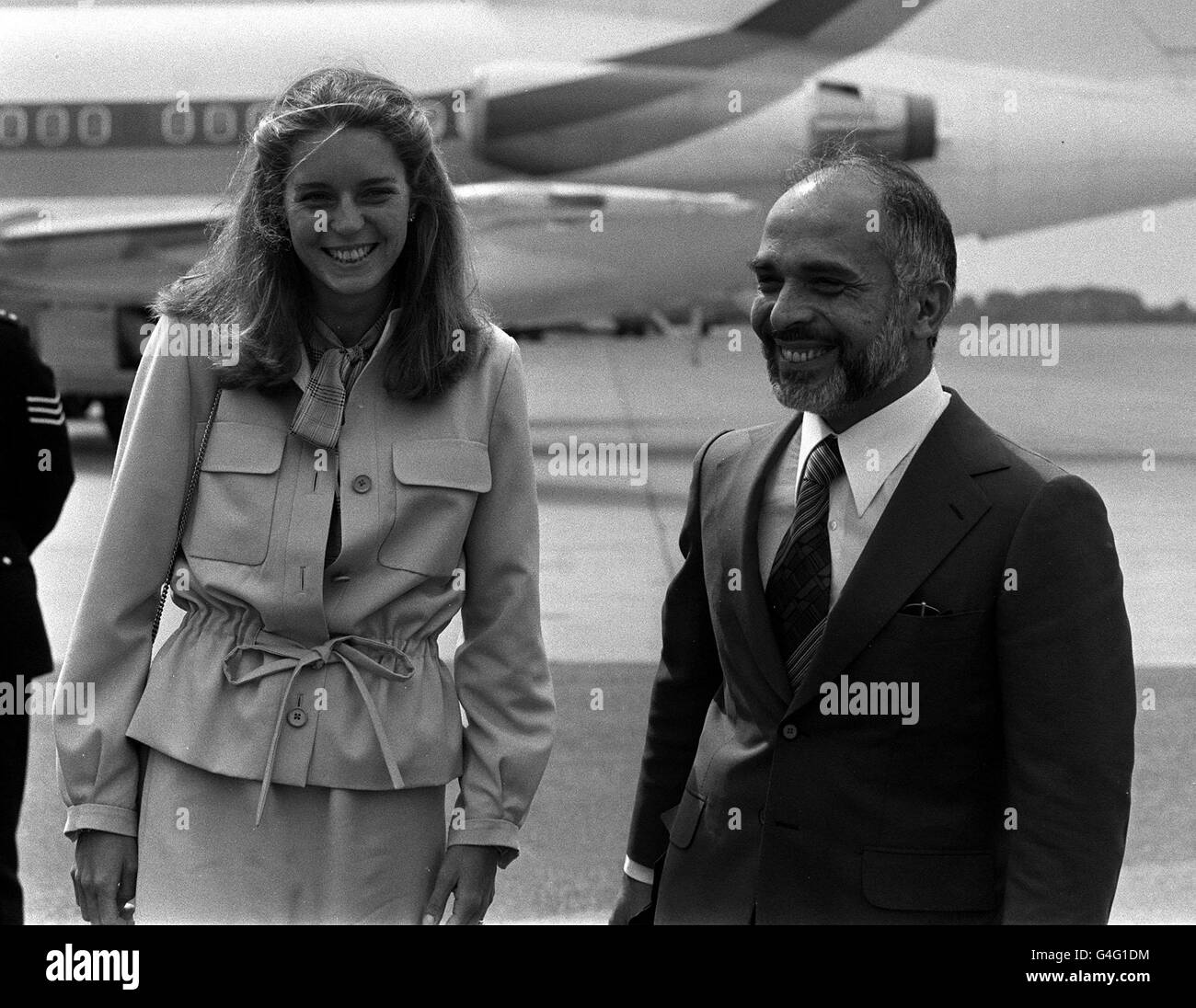 König Hussein von Jordanien und seine 11-tägige Braut, die in Amerika geborene Lisa Hallaby (Queen Noor) am Flughafen Heathrow, kamen nach ihrer Flitterwochen in Schottland wieder in London an. R/I: 22/08/1993. 05/02/1999: König Hussein ist schwer an Krebs erkrankt und wird nach einer erfolglosen Knochenmarkstransplantation in einem US-Krankenhaus in seine Heimat kommen. In Begleitung seiner Frau und seiner Familie reiste der König nur 10 Tage nach seinem abrupten Flug in die Vereinigten Staaten nach Hause, um sich um einen Rückfall von Lymphkrebs zu kümmern. Stockfoto