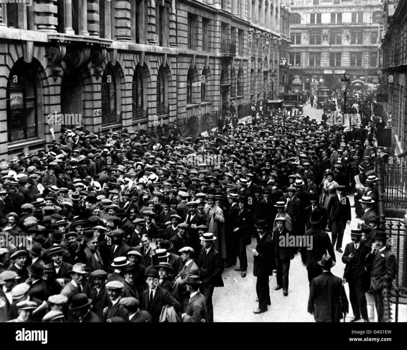 Die Szene vor dem Einsendeamt in der Thogmorton Street, London, zu Beginn des Ersten Weltkriegs. Stockfoto