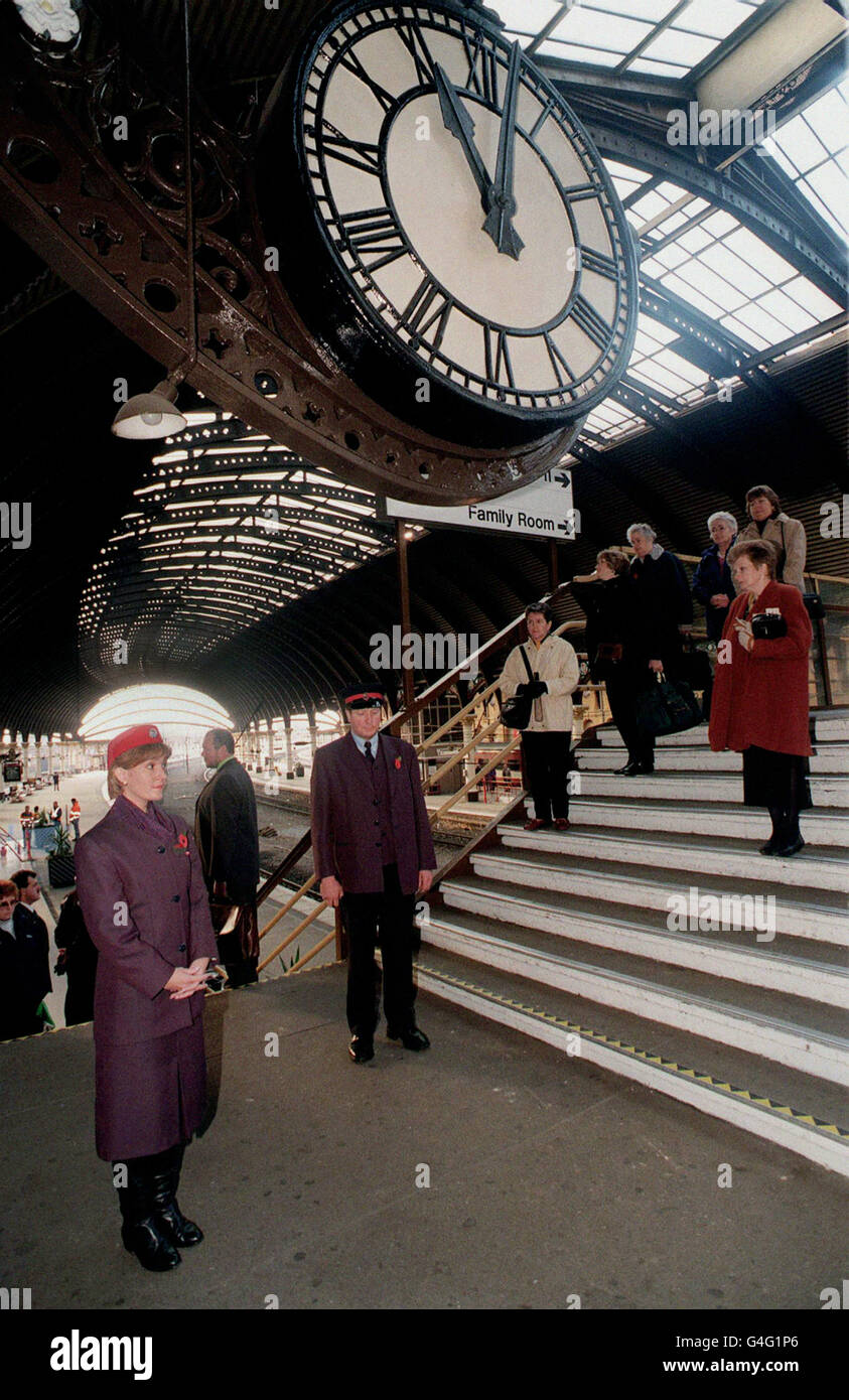 Bahnpersonal und Passagiere am Bahnhof York halten an und beobachten das zweiminütige Schweigen, während die Nation sich an jene erinnerte, die im Ersten Weltkrieg, der vor 80 Jahren zu Ende ging, ihr Leben gaben. Stockfoto