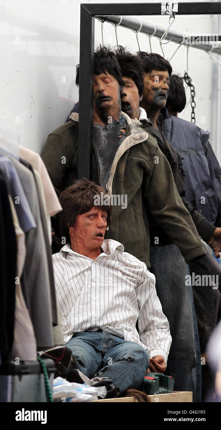 Zombie Kostüme am Set während der Dreharbeiten von World war Z in George Square, Glasgow. Stockfoto