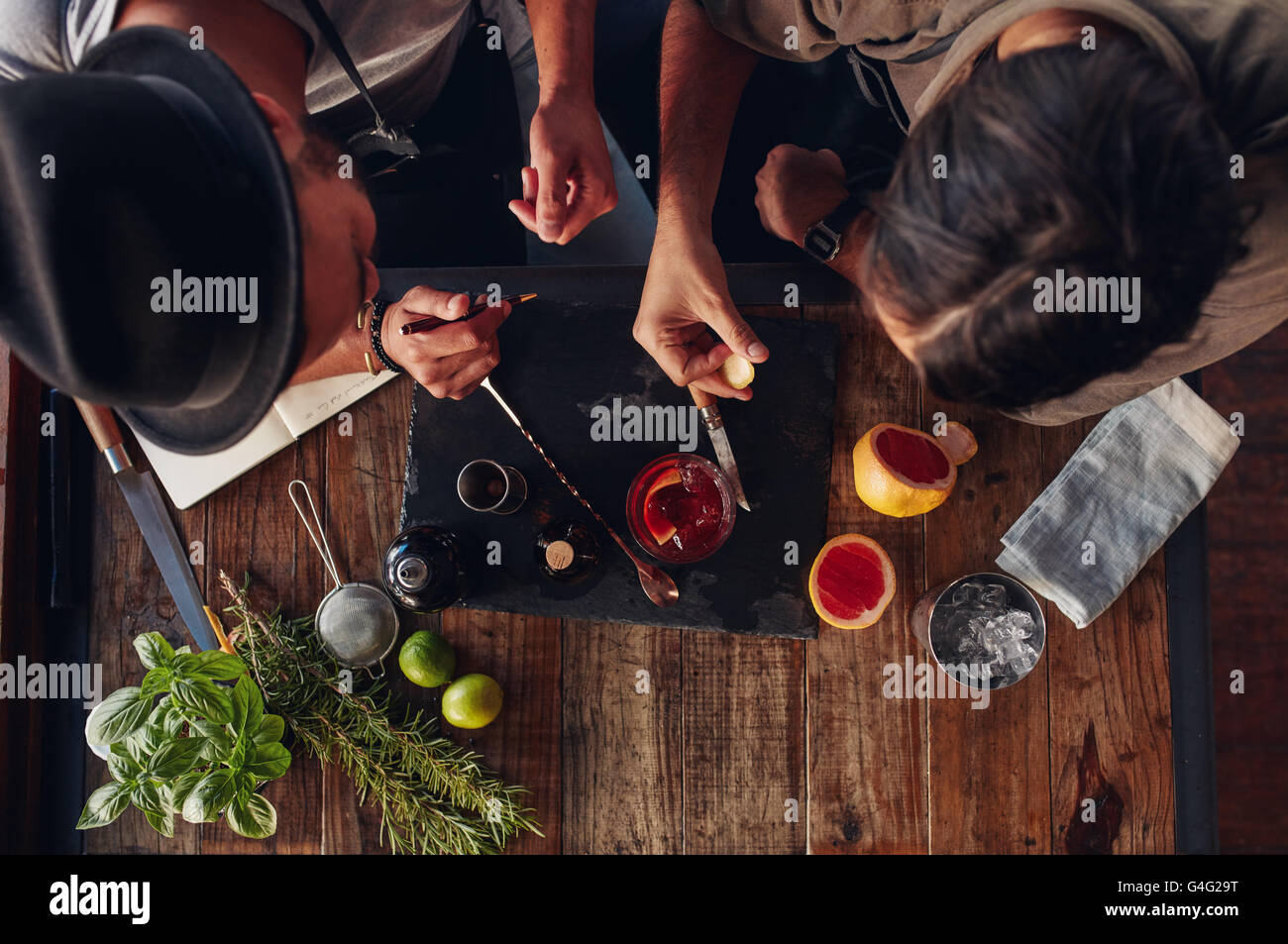 Zwei Barkeeper diskutieren kreative Rezeptideen für Cocktails. Barmer mit verschiedenen cocktail Zubereitung Ideen zu experimentieren. Stockfoto