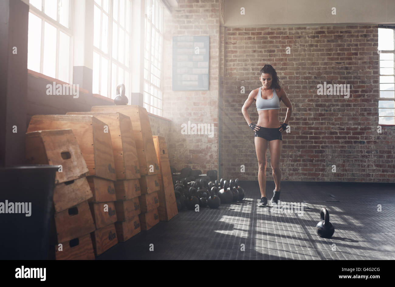 Voller Länge Bild Fit jungen Frau zu Fuß in die Crossfit Gym. Sportlerin bereitet sich vor einem intensiven Training. Stockfoto
