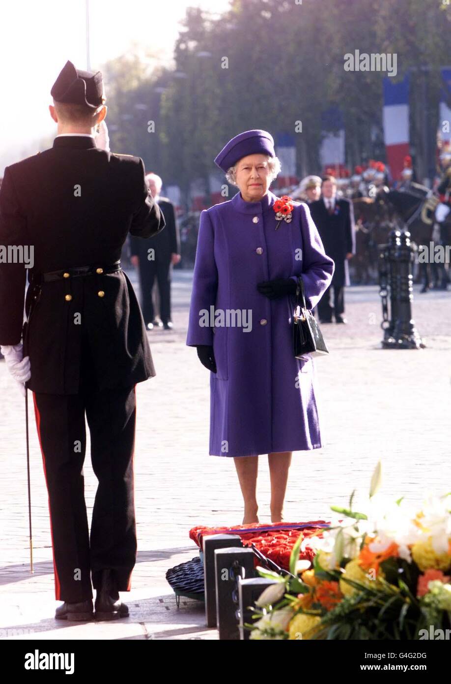 Die Königin bei einer Zeremonie in Paris heute (Mittwoch) zum 80. Jahrestag des Endes des Ersten Weltkriegs.NPA/WPA POOL Foto Jeremy Selwyn/Evening Standard Stockfoto